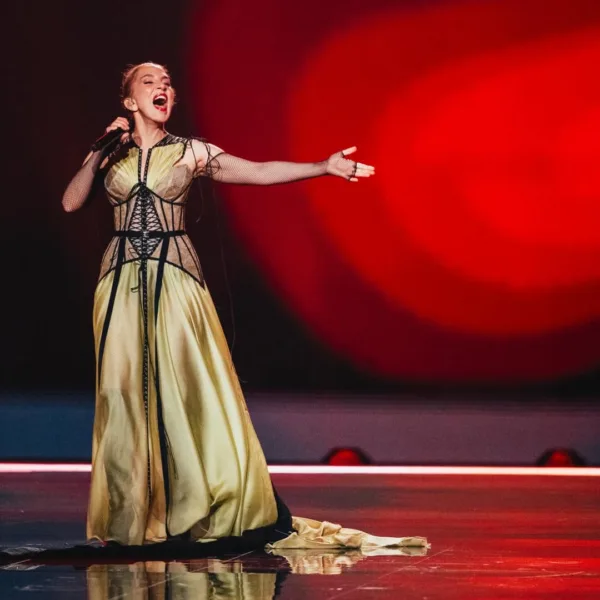 Η Sertab Ερεнер τραγουδάει στη σκηνή της Eurovision με εντυπωσιακό φόρεμα, εξηγώντας την απόφασή της.