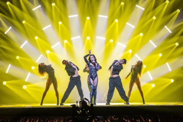 Λογότυπο της Eurovision σε άρθρο για τα ζώδια και τα δημοφιλή τραγούδια του διαγωνισμού.