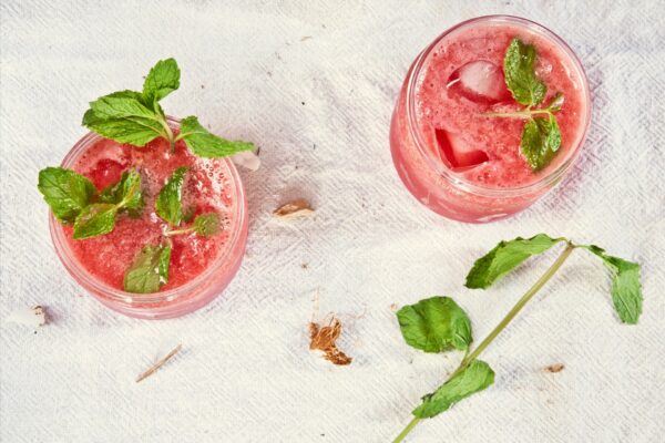 Καλοκαιρινά smoothies που θα σε «σώσουν» από τη ζέστη – Οι 3 πιο δροσερές γεύσεις του καλοκαιριού