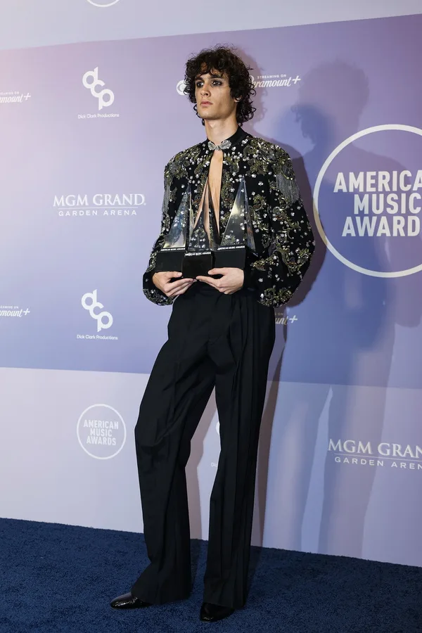 epa12994096 US singer and songwriter Sombr poses with the awards for Best Rock/Alternative Song, Best Rock/Alternative Album, and Breakthrough Rock/Alternative Song in the winners' room at the American Music Awards at the MGM Grand Garden Arena in Las Vegas, Nevada, USA, 25 May 2026. EPA/CHRIS TORRES