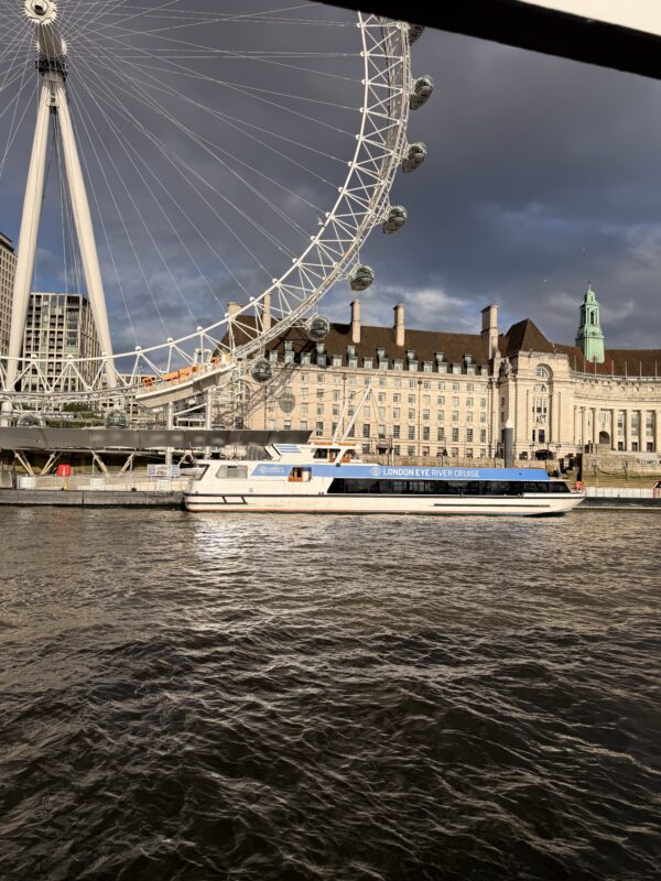Θέα στον Τάμεση με το London Eye και τουριστικό πλοιάριο στο Λονδίνο