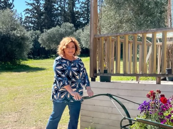 Η Βίκυ Σταυροπούλου μιλάει για ενοχές μετά τον χωρισμό της, σε συνέντευξη με ανοιξιάτικη διάθεση.