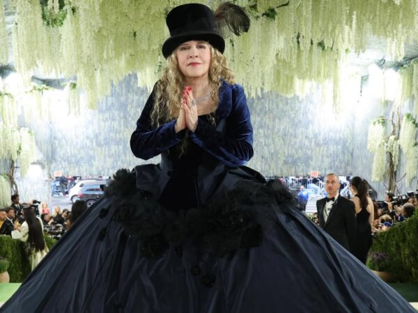 Η Stevie Nicks μάς έδωσε στο Met Gala 2026 την πρώτη εικόνα της συνεργασίας John Galliano – Zara