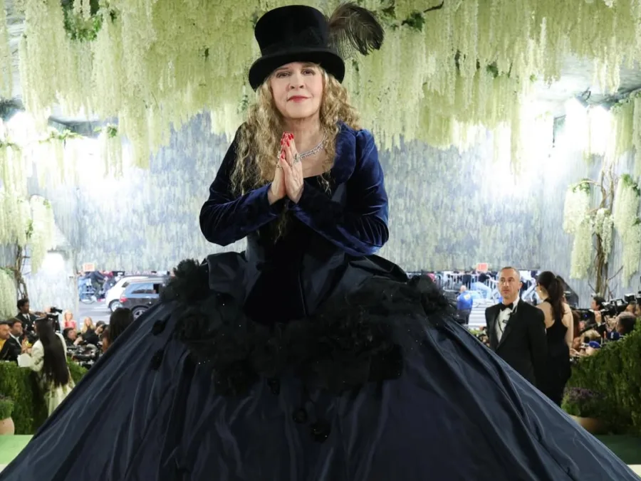 Η Stevie Nicks με εντυπωσιακό μαύρο φόρεμα και καπέλο στο Met Gala.