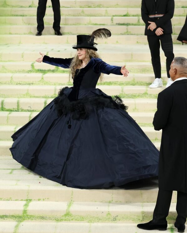 Η Stevie Nicks με εντυπωσιακό μαύρο φόρεμα και καπέλο στο Met Gala.