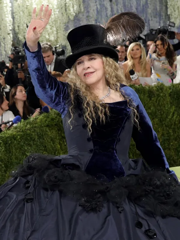 Η Stevie Nicks στο Met Gala με εντυπωσιακό μπλε βελούδινο φόρεμα και καπέλο.