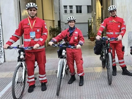 Τέσσερις εθελοντές του Ελληνικού Ερυθρού Σταυρού με ποδήλατα.