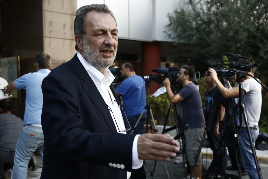 Ο Στρατής Λιαρέλλης μιλάει σε δημοσιογράφους έξω από τα γραφεία του Ομίλου Antenna μετά την ανακοίνωση της λήξης της συνεργασίας τους.