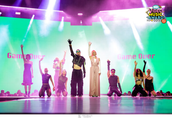 Η Τάμτα και ο Good Job Nicky στη σκηνή των Mad Video Music Awards 2023.