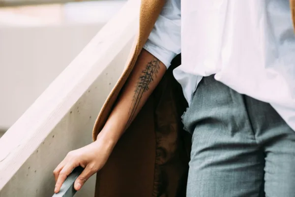 Γυναικείο χέρι με tattoo δέντρων στο μπράτσο, ιδανικό για το πρώτο σου tattoo.