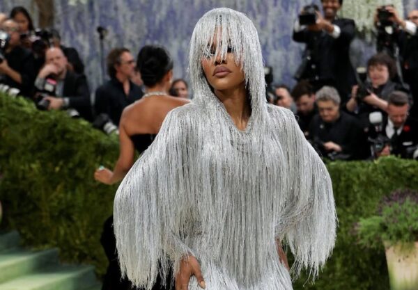 Η Teyana Taylor αναβίωσε το εμβληματικό «Versace moment» της Jennifer Lopez στο Met Gala 2026