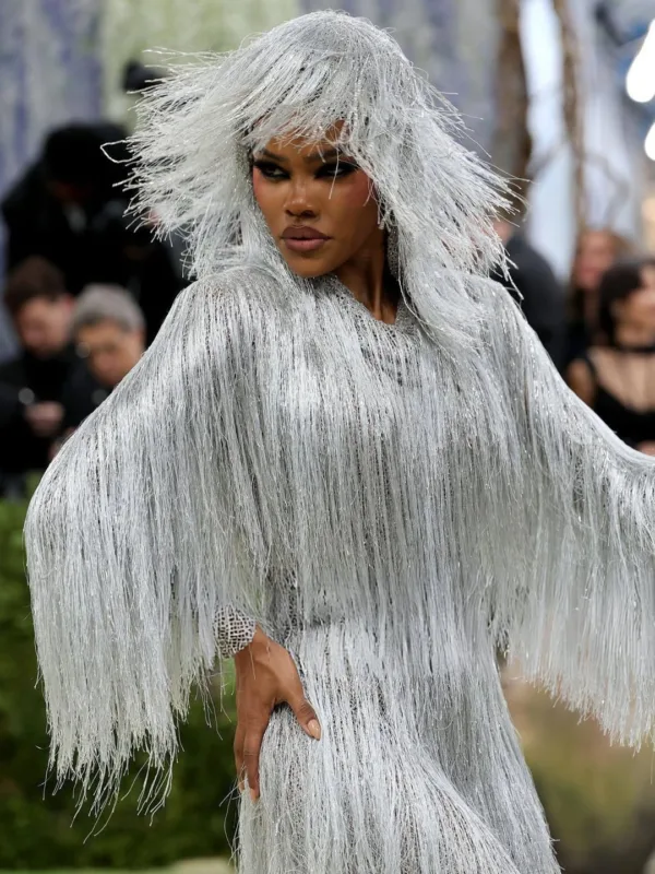 Η Teyana Taylor με εμφάνιση εμπνευσμένη από την Jennifer Lopez στο Met Gala 2026.