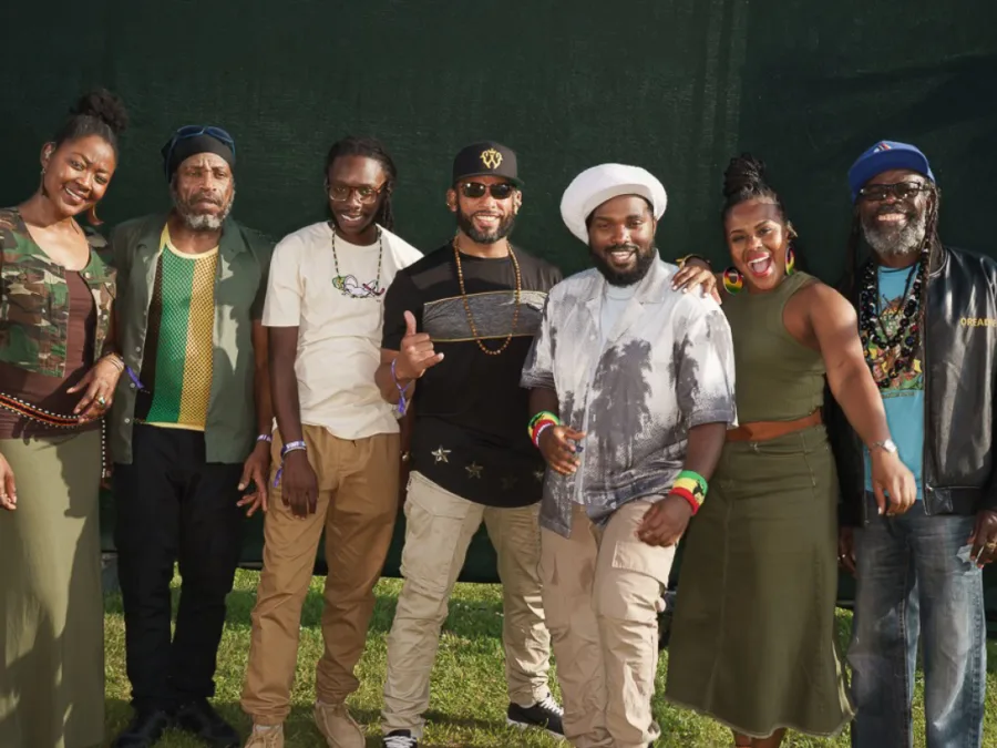 Οι reggae θρύλοι The Wailers ποζάρουν χαμογελαστοί στην Αθήνα για το Release Athens 2026.