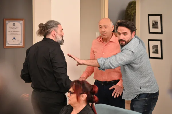 Στο «Σόι σου», ο Μενέλαος βρίσκεται σε ένταση με δύο άντρες, ενώ μια γυναίκα παρακολουθεί.