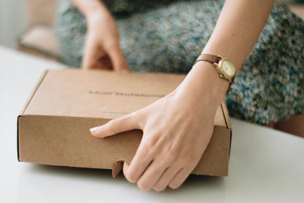 «Mystery box»: Το viral trend με τα «χαμένα δέματα» που έχει ξεσηκώσει την Ελλάδα
