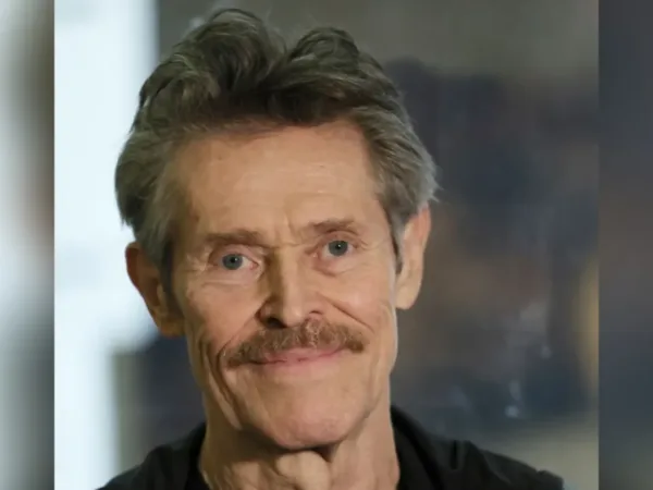 H λαμπερή εμφάνιση του Willem Dafoe στην πρεμιέρα της νέας του ταινίας «The Birthday Party» στην Αθήνα