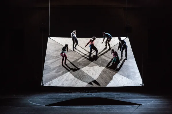 Yoann Bourgeois Art Company_He who falls_6 © Géraldine Aresteanu Low