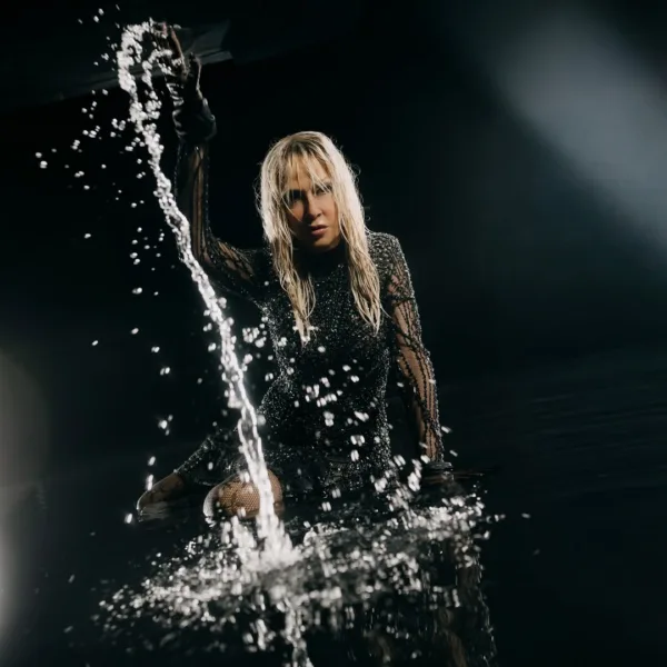 https://www.instagram.com/annavissiofficial