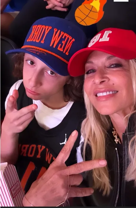 Η Άννα Βίσση ποζάρει χαμογελαστή στο NBA μαζί με τον εγγονό της, σε μια σπάνια κοινή εμφάνιση.