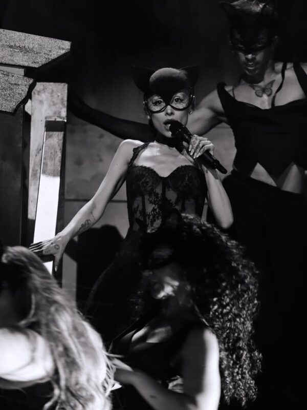 https://www.instagram.com/arianagrande/