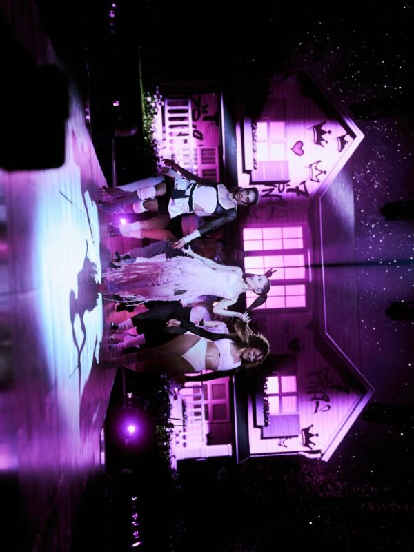 https://www.instagram.com/arianagrande/
