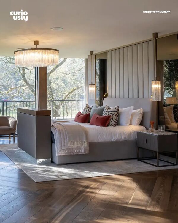 Η κρεβατοκάμαρα στο Hampstead Penthouse, το σπίτι όπου έζησε η Ariana Grande, διαθέτει πολυτελή διακόσμηση.