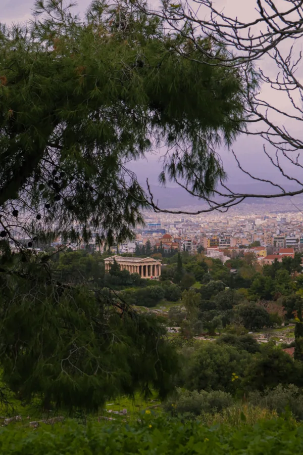 Θέα του Ναού του Ηφαίστου και της Αθήνας μέσα από το πράσινο, ιδανικό σημείο για hangout.