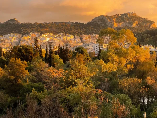 Πάρκο στην Αθήνα με θέα την πόλη και τον Λυκαβηττό, ιδανικό για hangout το καλοκαίρι.