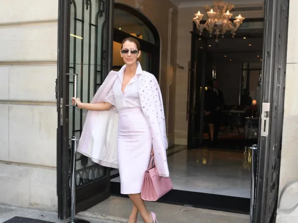 Η Céline Dion με κομψό σύνολο, φουντώνει τα σενάρια για το μεγάλο της comeback και το νέο της τραγούδι.