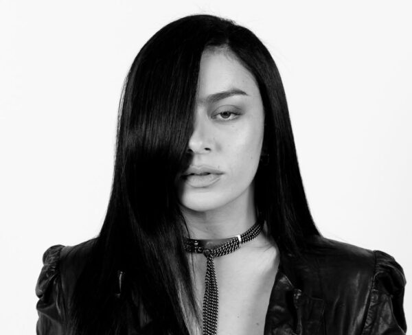 Charli XCX: Το νέο άλμπουμ «Music, Fashion, Film» είναι ωδή στους θρύλους της τέχνης