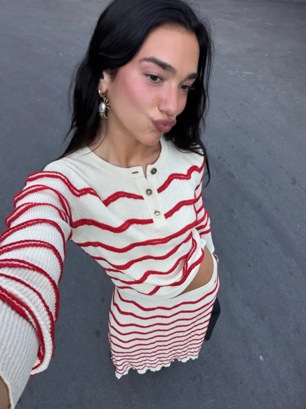 Η Dua Lipa ποζάρει με ριγέ σύνολο, αναδεικνύοντας τις ρομαντικές στιγμές της με τον Callum Turner.
