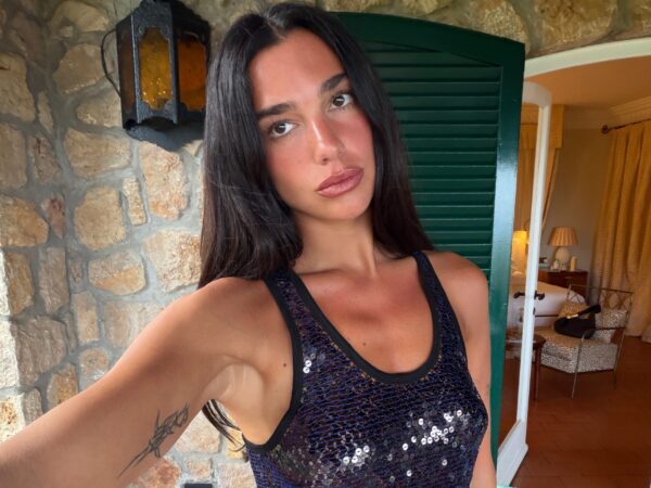 Dua Lipa: Το sporty chic outfit που γίνεται έμπνευση για κάθε μέρα