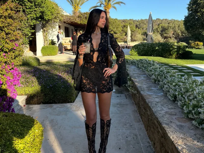 Η Dua Lipa απολαμβάνει την απρόσμενη πλευρά της ζωής της μακριά από τα charts, σε ένα ηλιόλουστο τοπίο.