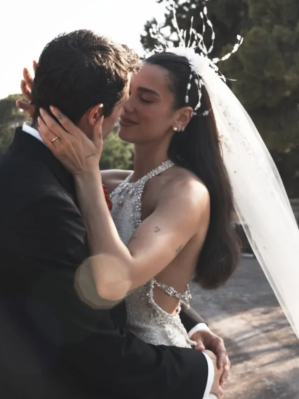 https://www.instagram.com/dualipa/