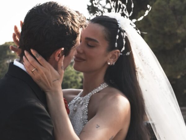 «Φερθήκαμε σαν καλεσμένοι»: Η Dua Lipa αποκαλύπτει τα μυστικά του παραμυθένιου γάμου της