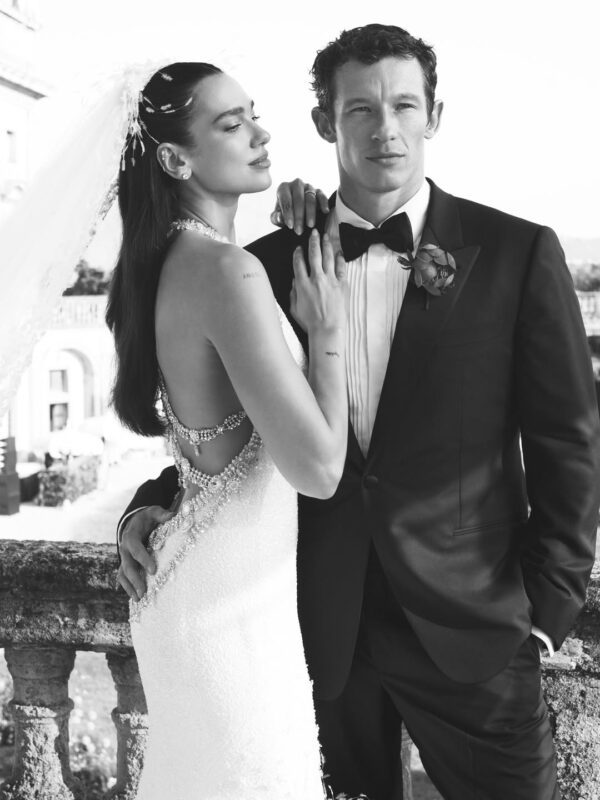 Η Dua Lipa και ο Callum Turner ποζάρουν στη Σικελία με νυφικό και κοστούμι, θυμίζοντας σκηνή από ταινία.