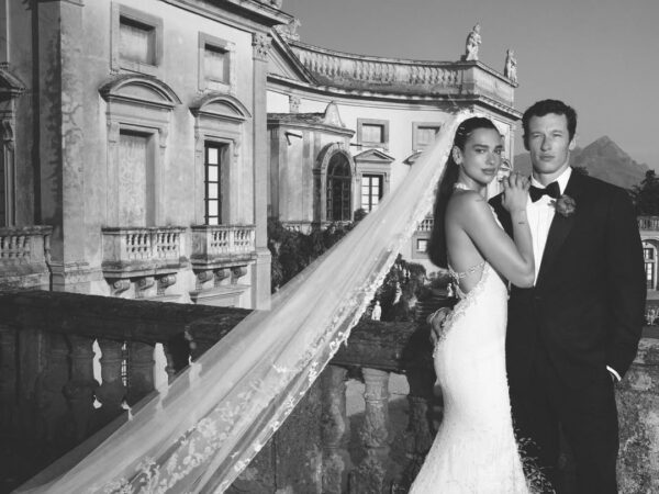 Dua Lipa – Callum Turner: Οι εικόνες από τη Σικελία που μοιάζουν βγαλμένες από κινηματογραφική ταινία
