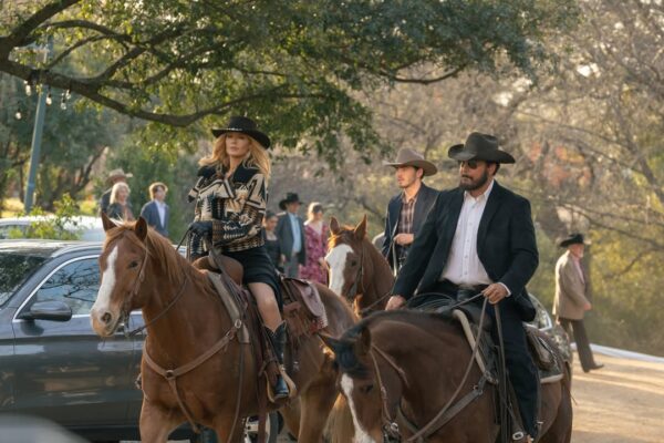 Η Kelly Reilly και ο Kevin Costner καβάλα σε άλογα στο «Yellowstone», έτοιμοι για cowboy mode.