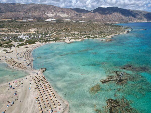 Εκπληκτική θέα της παραλίας Ελαφονήσι, μιας από τις πιο όμορφες παραλίες της Ευρώπης, με τα γαλαζοπράσινα νερά της.