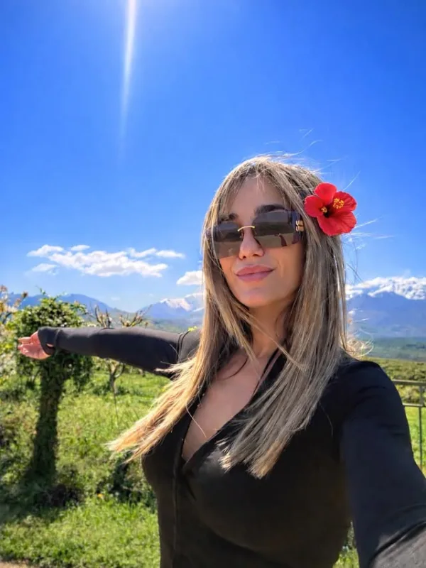 https://www.instagram.com/kwnstaelena/