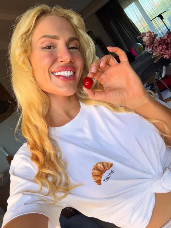 https://www.instagram.com/elenatsagkrinou_official/
