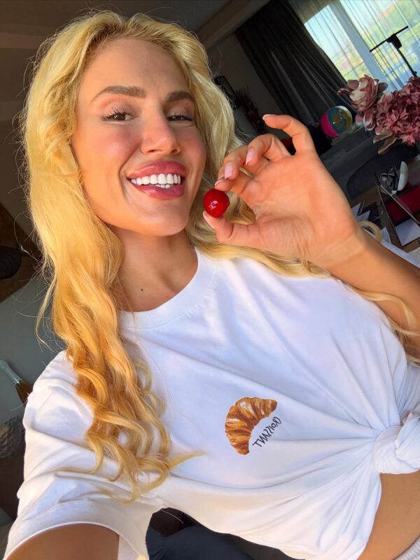 https://www.instagram.com/elenatsagkrinou_official/