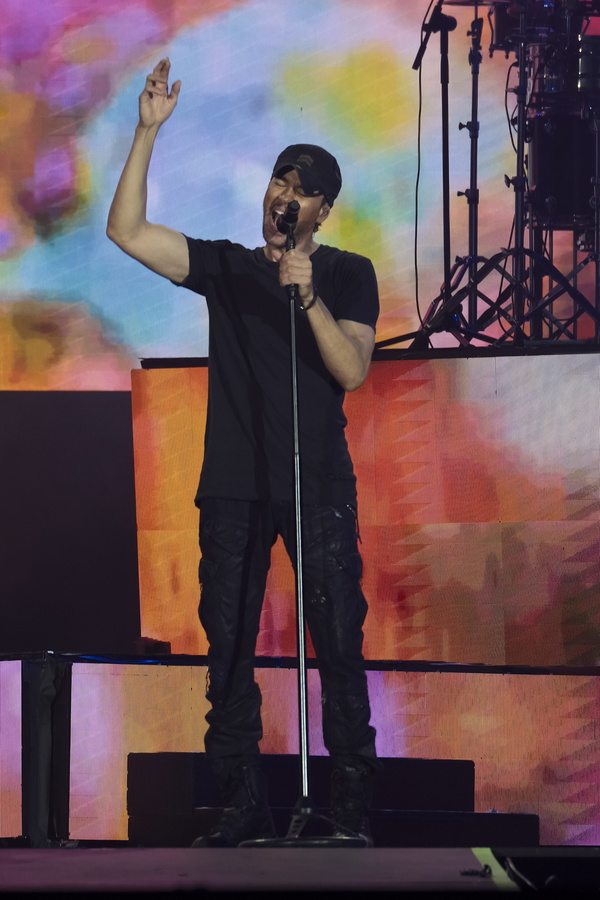 Ο Enrique Iglesias τραγουδάει στη σκηνή, με το viral βίντεο να προκαλεί φήμες για κρίση με την Anna Kournikova.