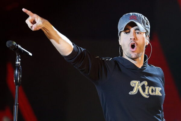 Enrique Iglesias: Το viral βίντεο με θαυμάστρια που «άναψε» φήμες για κρίση με την Anna Kournikova