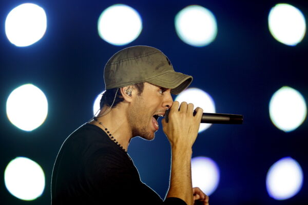 Ο Enrique Iglesias τραγουδάει σε συναυλία με φόντο φωτισμένα κυκλικά στοιχεία, ενώ το βίντεο με θαυμάστρια έχει γίνει viral.
