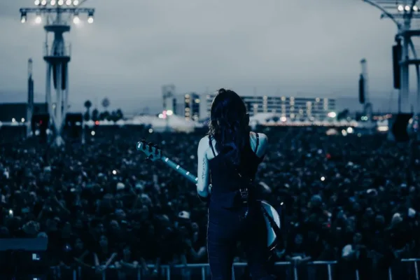 Η Amy Lee των Evanescence παίζει μπάσο μπροστά σε ένα μεγάλο κοινό κατά τη διάρκεια του νέου παγκόσμιου tour.
