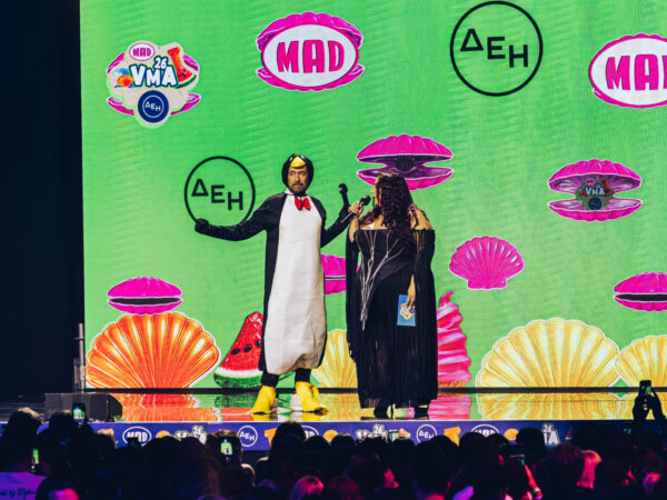 MAD VMA 2026 από την ΔΕΗ: Ο Θέμης Γεωργαντάς ως… πιγκουίνος στο πιο viral act
