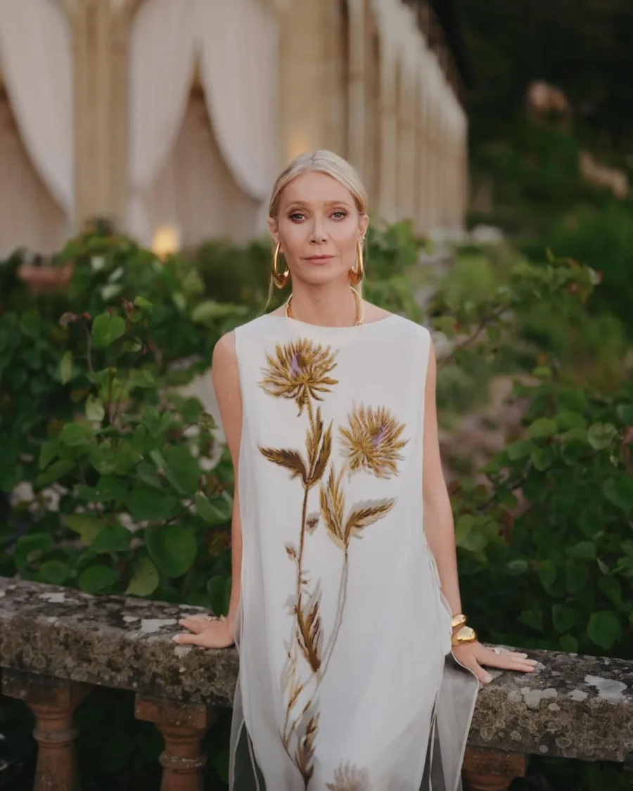 Η Gwyneth Paltrow ποζάρει με λευκό φόρεμα με λουλούδια, μετά τη διαφήμιση για ισραηλινό real estate.