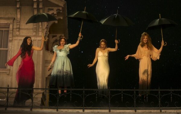 Οι μάγισσες Owens επιστρέφουν στην οθόνη στο «Practical Magic 2» με τέσσερις γυναίκες να κρατούν ομπρέλες.