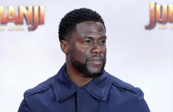 Ο Kevin Hart στην Ελλάδα, με αποκλειστικές εικόνες από το MAD, ποζάρει με το χαρακτηριστικό του στυλ.